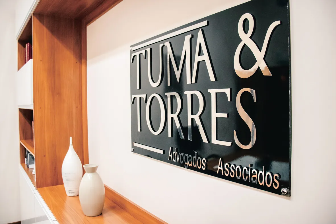 Recepção do escritório Tuma & Torres com o logotipo na parede